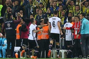 Прекинато турското дерби во Купот, тренерот погоден во глава