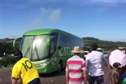 Навивачите го каменуваа автобусот со играчите на Бразил